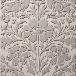Könnte beinhalten: Eine hellgraue rechteckige Platte mit einem erhabenen, geprägten Blumenmuster. Das Design besteht aus symmetrischen, stilisierten Blüten und komplexen Blattreben, die die gesamte Oberfläche bedecken und einen dreidimensionalen Effekt erzeugen.