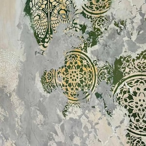 Könnte beinhalten: Eine Wandoberfläche mit einem abgenutzten, geschichteten Finish, bei dem graue Putzstellen ein dunkelgrünes und goldenes Damastmuster freilegen. Die Textur ist uneben und verwittert und zeigt eine Mischung aus glatten und rauen Bereichen.