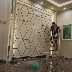 Molduras de pared doradas, molduras decorativas doradas brillantes, líneas de pared doradas con efecto espejo, elegantes molduras decorativas doradas.