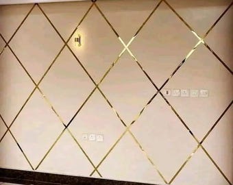 Gold Wandleisten, elegante glänzende Goldleisten, luxuriöse Spiegelgoldwandakzente für moderne Innenarchitektur