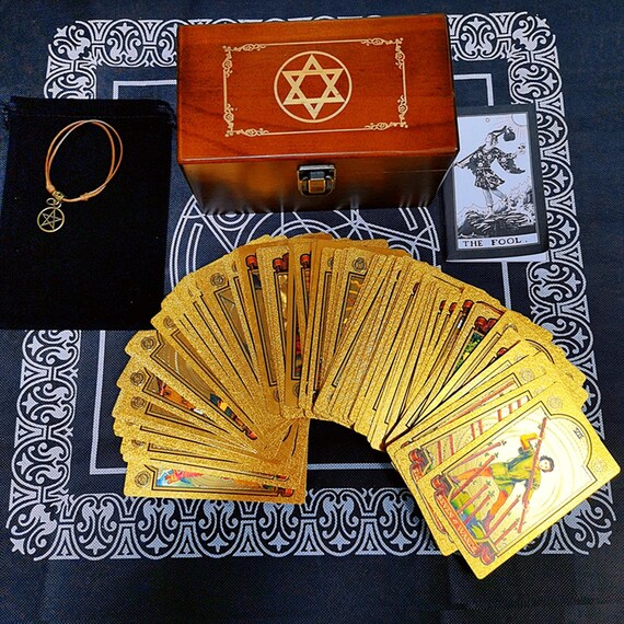 Jeu de tarot en feuille d'or dans une boîte cadeau en bois Ensemble  divinatoire de luxe universel pour jeu de tarot contenant une boîte en bois  sculpté, une nappe et un guide 