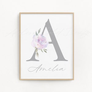 Letra floral roxa e placa de nome - Impressão de arte floral para berçário - Decoração de berçário para meninas com lavanda - Quarto de bebê personalizado - Monograma - Aquarela