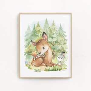 Puede incluir: Una pintura de acuarela de un cervatillo sentado en un bosque con un pájaro y un conejo. El cervatillo es marrón con manchas blancas y tiene ojos grandes y marrones. El pájaro es rojo y el conejo es gris. El fondo es un bosque verde con árboles y hojas.