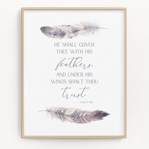 Könnte beinhalten: Ein weißer druckbarer Kunstdruck mit einer Aquarell-Illustration von zwei Federn. Der Druck zeigt den Text "He shall cover thee with his feathers. And under his wings shalt thou trust. - Psalm 91:4"
