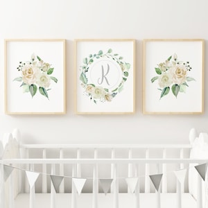 Carta de guirlanda floral e buquês - Impressão de arte floral para berçário - Placa personalizada para quarto de meninas - Monograma em flores - Rosa branca
