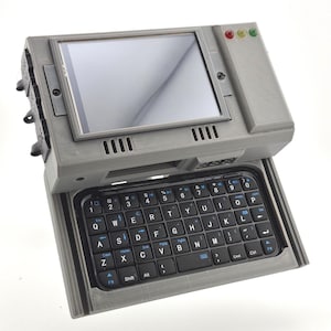 Marco Cyberdeck para Raspberry Pi 5: Nuestro nuevo Com-Pi, compatible con pantallas de 3,5", compacto y portátil.