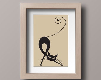 Peut inclure: Une impression encadrée d'un chat noir avec une queue enroulée. Le chat est dans une pose espiègle, la tête inclinée et les yeux fixant le spectateur. L'arrière-plan est de couleur beige clair.