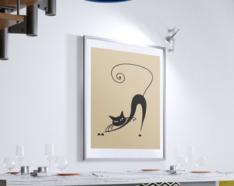 Peut inclure: Une salle à manger avec une table blanche et six chaises. Les chaises sont recouvertes de tissu jaune et gris. Une illustration de chat noir et blanc est accrochée au mur. Un escalier en bois est visible en arrière-plan.