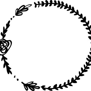 Puede incluir: Corona floral en blanco y negro con una sola rosa en el lado izquierdo. La corona est&aacute; hecha de hojas y ramas simples dibujadas a mano.