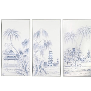 Könnte beinhalten: Ein Set aus drei gerahmten Wandkunstwerken mit einem blau-weißen, asiatisch inspirierten Landschaftsdesign. Jedes Panel zeigt eine andere Szene mit Pagoden, Palmen und anderem Laub. Das Kunstwerk hat eine ruhige und elegante Ästhetik.