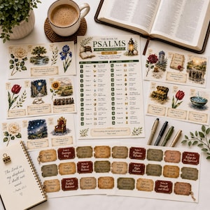 Puede incluir: Una colección de materiales de estudio religioso que incluye un plan de lectura central titulado The Book of Psalms, varias tarjetas ilustradas con imágenes florales y paisajes con versículos, un cuaderno de espiral y cuatro bolígrafos.