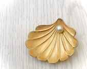 30 OFF Vintage 70s Designer Giovanni Seashell Brooch, Goldtone Pearl Scallop Signed Brooch Pin.