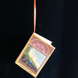Miniature Pooh Goes Visiting Ornament – Classic Winnie-the-Pooh Christmas Decoration with Illustrations
