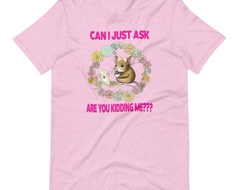 Puede incluir: Camiseta rosa con un ratón de dibujos animados sentado en un ordenador portátil y tomando café. El texto "Can I just ask are you kidding me??" está impreso en la camiseta.