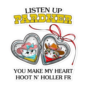 Op de afbeelding: Een witte sticker met een geel en rood hartvormig medaillonontwerp. Het medaillon bevat twee katten, een met een roze cowboyhoed en de andere met een blauwe cowboyhoed. De tekst op de sticker luidt "Listen Up Pardner You Make My Heart Hoot N' Holler Fr".