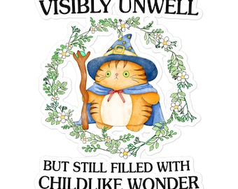 Puede incluir: Un gato de dibujos animados con un sombrero de mago azul y una túnica, sosteniendo una varita mágica. El gato está rodeado de una corona de flores blancas y hojas verdes. El texto "Visibly Unwell But Still Filled With Childlike Wonder" está escrito arriba y abajo del gato.