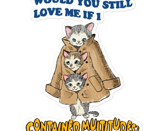 Puede incluir: Una pegatina con una ilustración de dibujos animados de tres gatos con un abrigo marrón. El texto de la pegatina dice "Would you still love me if I contained multitudes?"