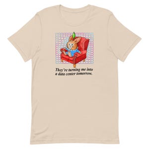 Pode incluir: Camiseta bege com um gráfico de um personagem coelho sentado em uma poltrona vermelha. O coelho usa uma roupa azul e tem uma gema verde. O texto na camisa diz: "They're turning me into a data center tomorrow."