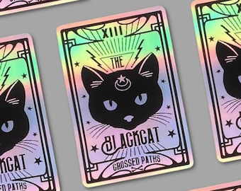 Può includere: Una carta dei tarocchi olografica con un'illustrazione di un gatto nero. La carta è intitolata "The Blackcat" e presenta il testo "Crossed Paths".