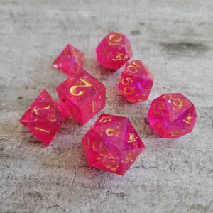 Dados D&D de bordes afilados de colores personalizados