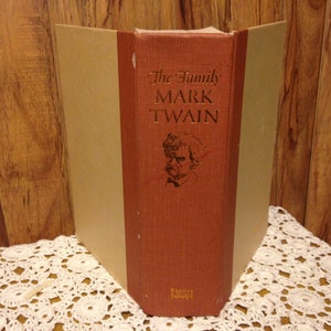 Family MARK TWAIN Copyright 1992 Hardcover