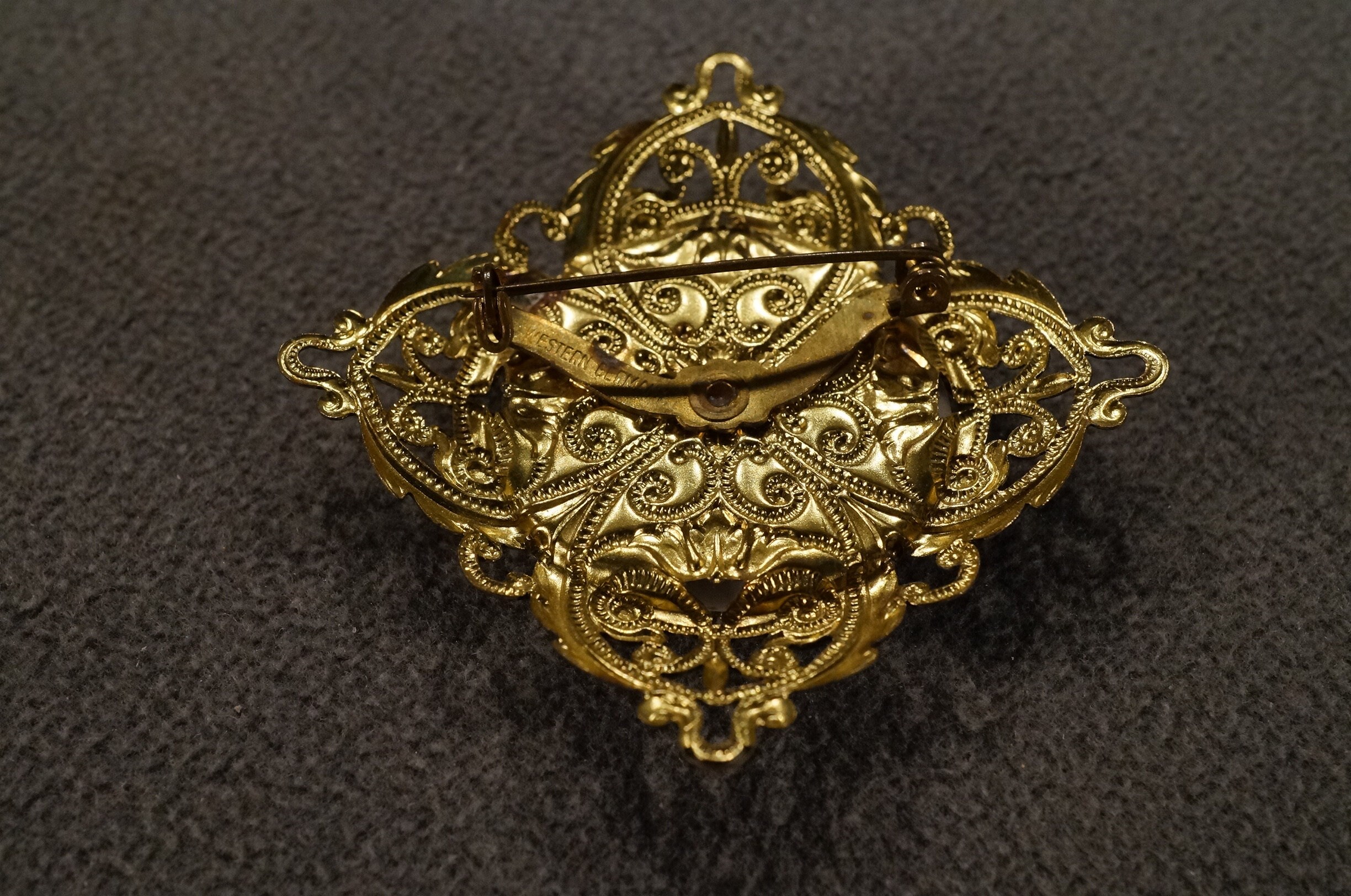 Antique Vintage Pin Brooch Yellow Gold Tone Round Porcelain