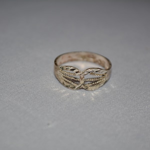 vintage sterling silver statement ring with mirror image designs adorned with diamond-cut accents, size 7  **M3