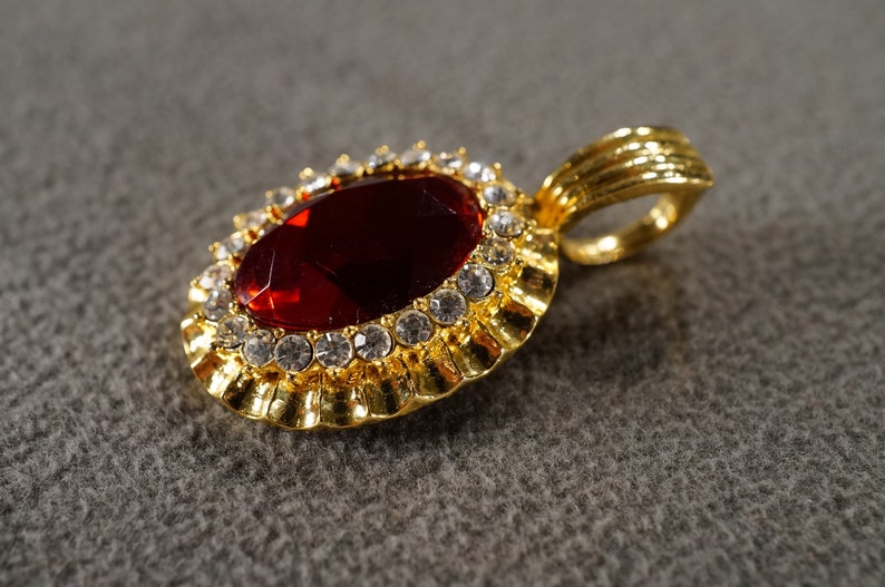 Vintage Art Deco Style Yellow Gold Tone Rhinestone Glass Stone Red Pendant Oval Jewelry K#26