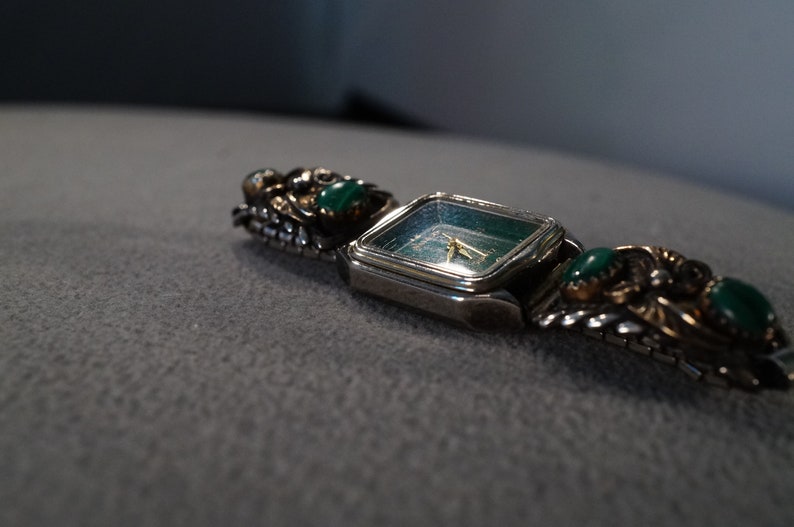 Vintage Wrist Quartz Movement Watch Sterling Silver 5 Oval Rectangle Malachite Etched Scrolled Raised Relief Southwestern Style Artist #1308 bild 3