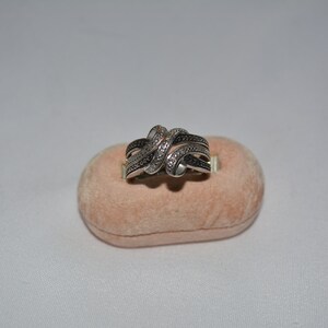 vintage sterling silver statement ring with 10 round diamond chips in a knotted illusion setting size 7  *M5