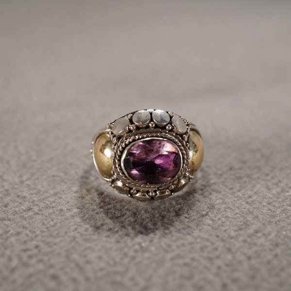 Vintage Wedding Band Stacker Design Ring Oval Bezel Set Amethyst Raised Relief Curved Single Stone Setting Classic Art Deco Style, Size 7.5