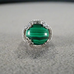 Vintage Sterling Silver Band Ring Round Prong Set Malachite Raised Relief Fancy Etched Setting Art Deco Style Classic Collectable, Size 5