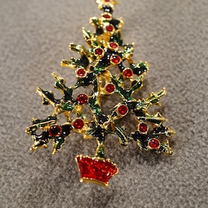 Vintage Pin Brooch Yellow Gold Tone Christmas Holiday Tree Design Setting Multi Round Ruby Red Glass Rhinestones Enameled Collectable  #2913