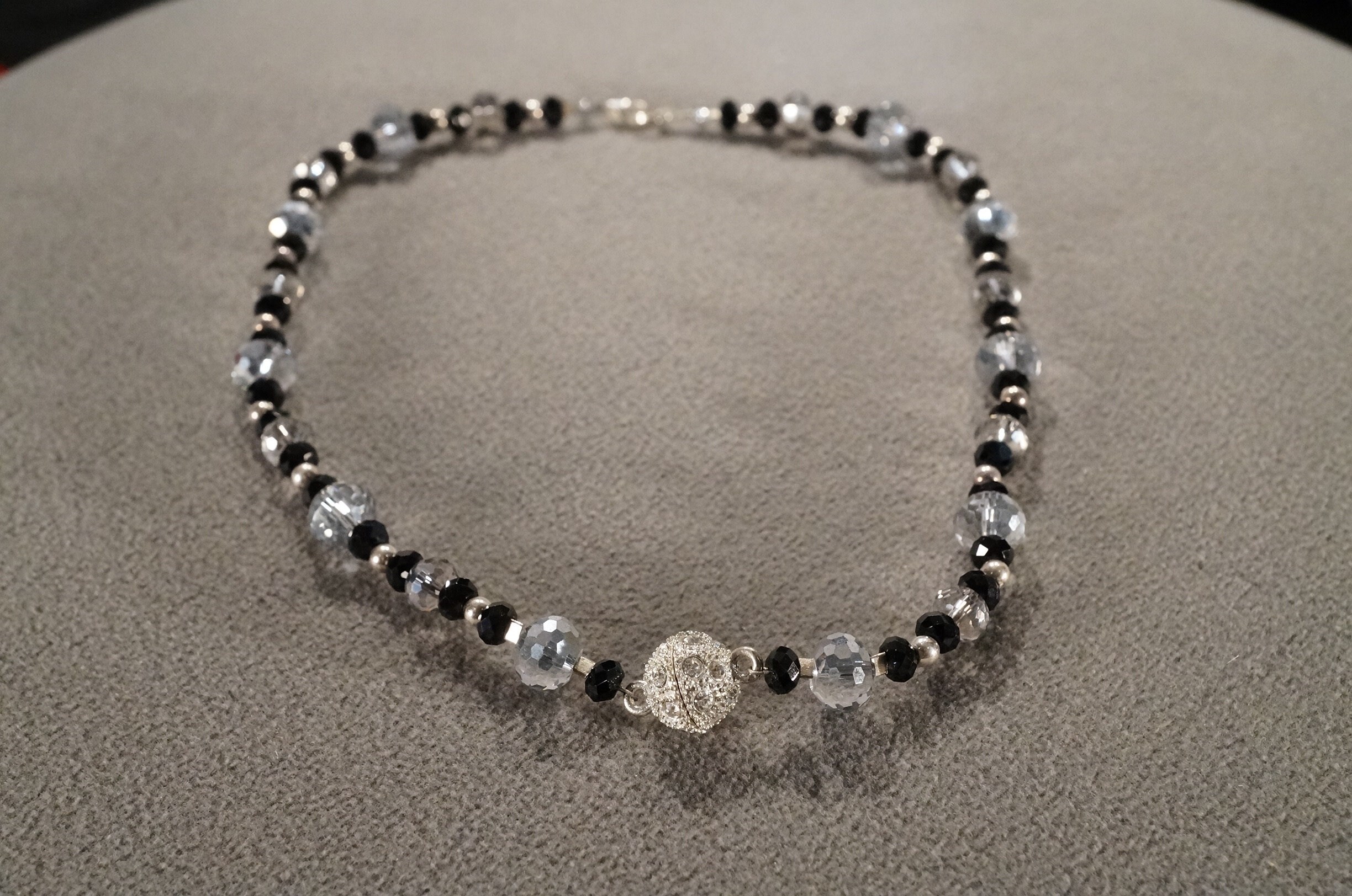 vintage Art Déco Style Silver Tone Choker Style Perles de Verre Jet Noir Rond Perles Collier Bijoux K #16