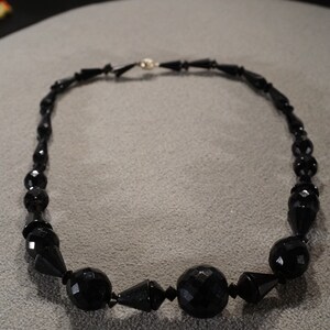 Vintage Art Deco Style Yellow Gold Tone Glass Beads Jet Black Round Graduating Necklace Jewelry    K#53