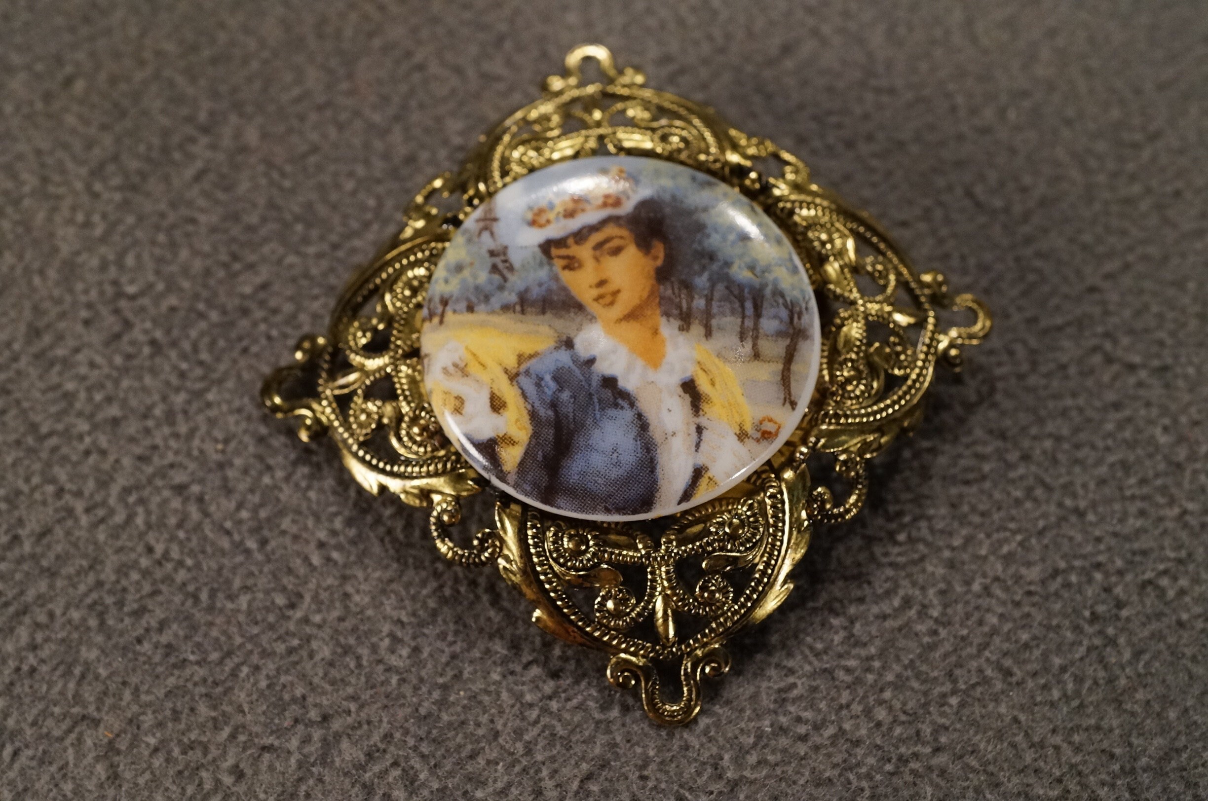 Antique Vintage Pin Brooch Yellow Gold Tone Round Porcelain