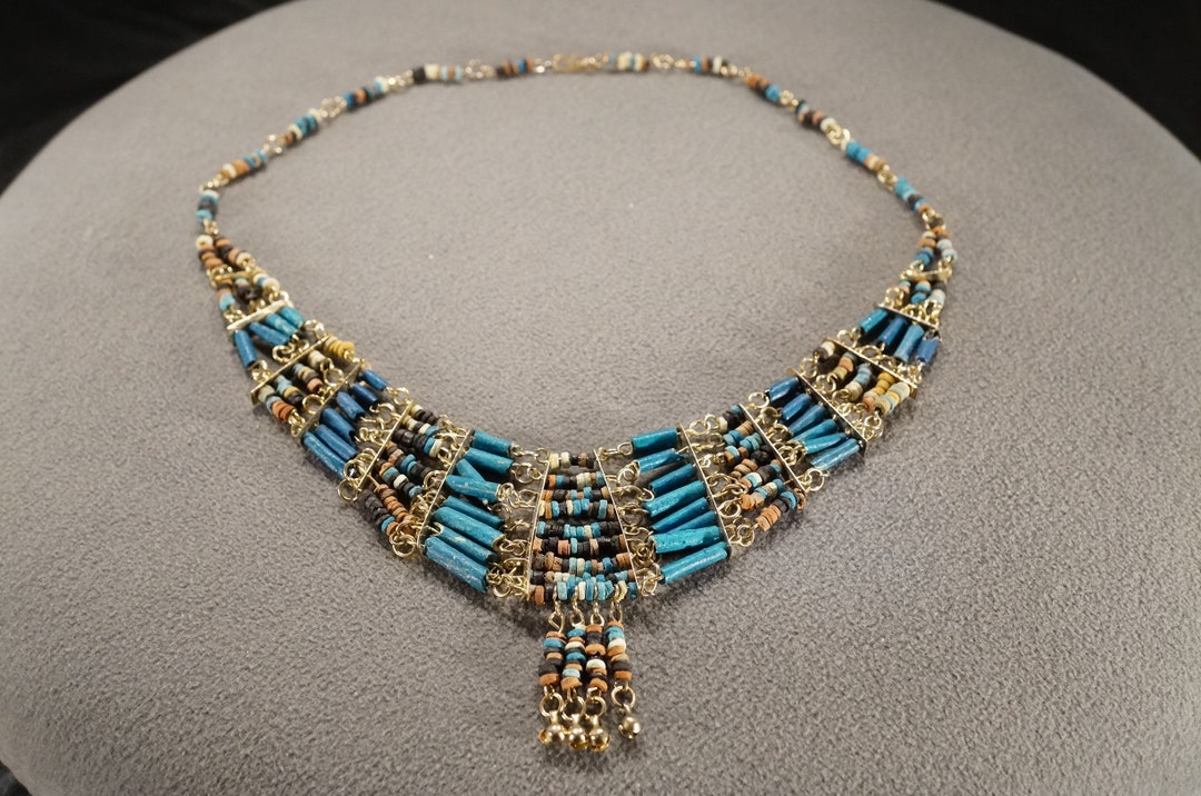 Collier Vintage Long En Perles De Verre Bleues Translucides - Ornées De Détails Dorés - Longueur Env. 155cm - Occasion