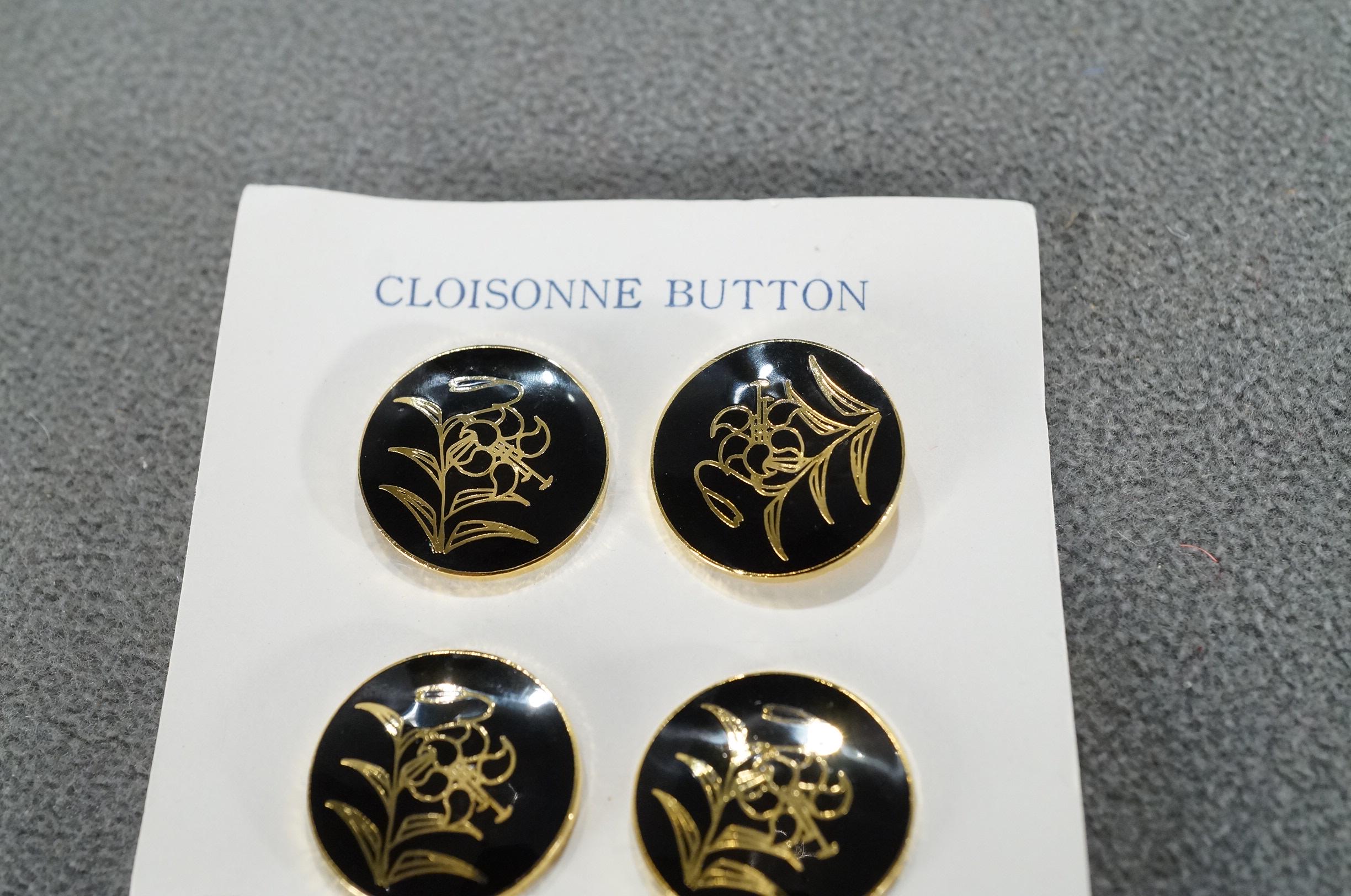 * antique ୨୧   *  脚付き ボンボニエール Vintage Metal Button Shank Buttons Star, Flower And Pearl