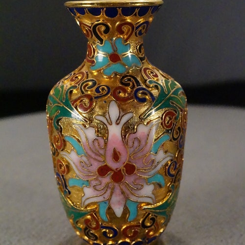 vintage cloisonné bourgeon vase bois support or jaune doré sur métal multicolore émaillé en relief motifs floraux décor à la maison style asiatique