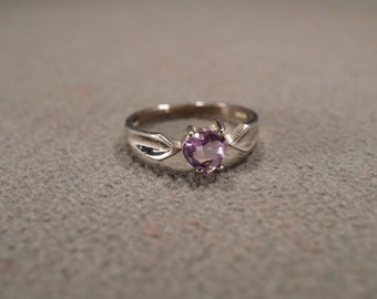 Vintage Wedding Band Stacker Design Ring Sterling Silver Heart Prong Set Amethyst Single Stone Sweet Heart Setting Classic, Size 9