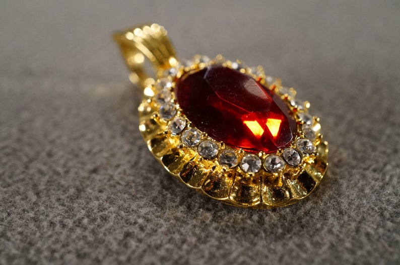 Vintage Art Deco Style Yellow Gold Tone Rhinestone Glass Stone Red Pendant Oval Jewelry K#26
