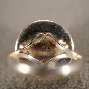 Vintage Band Ring Sterling Silver Raised Relief Dimensional Genuine Sea Shell Single Stone Setting Artist Classic Collectable, Size 8 image 5