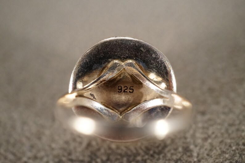 Vintage Band Ring Sterling Silver Raised Relief Dimensional Genuine Sea Shell Single Stone Setting Artist Classic Collectable, Size 8 image 5