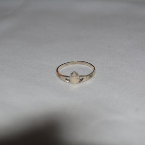 vintage sterling silver statement band ring with Irish Celtic Claddagh styling, size 5  **m5