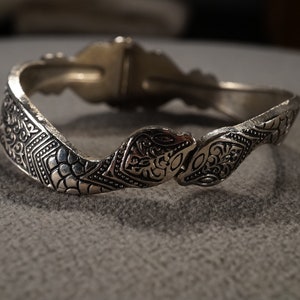 Vintage Art Deco Style Silver Tone Etched Scrolled Hinged Bangle Bracelet Jewelry   K#87