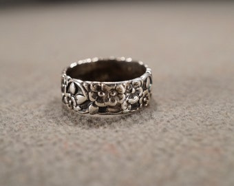 Vintage Wedding Eternity Band Stacker Design Ring Sterling Silver Raised Relief Scrolled Etched Floral Setting Victorian Style, Size 4.5