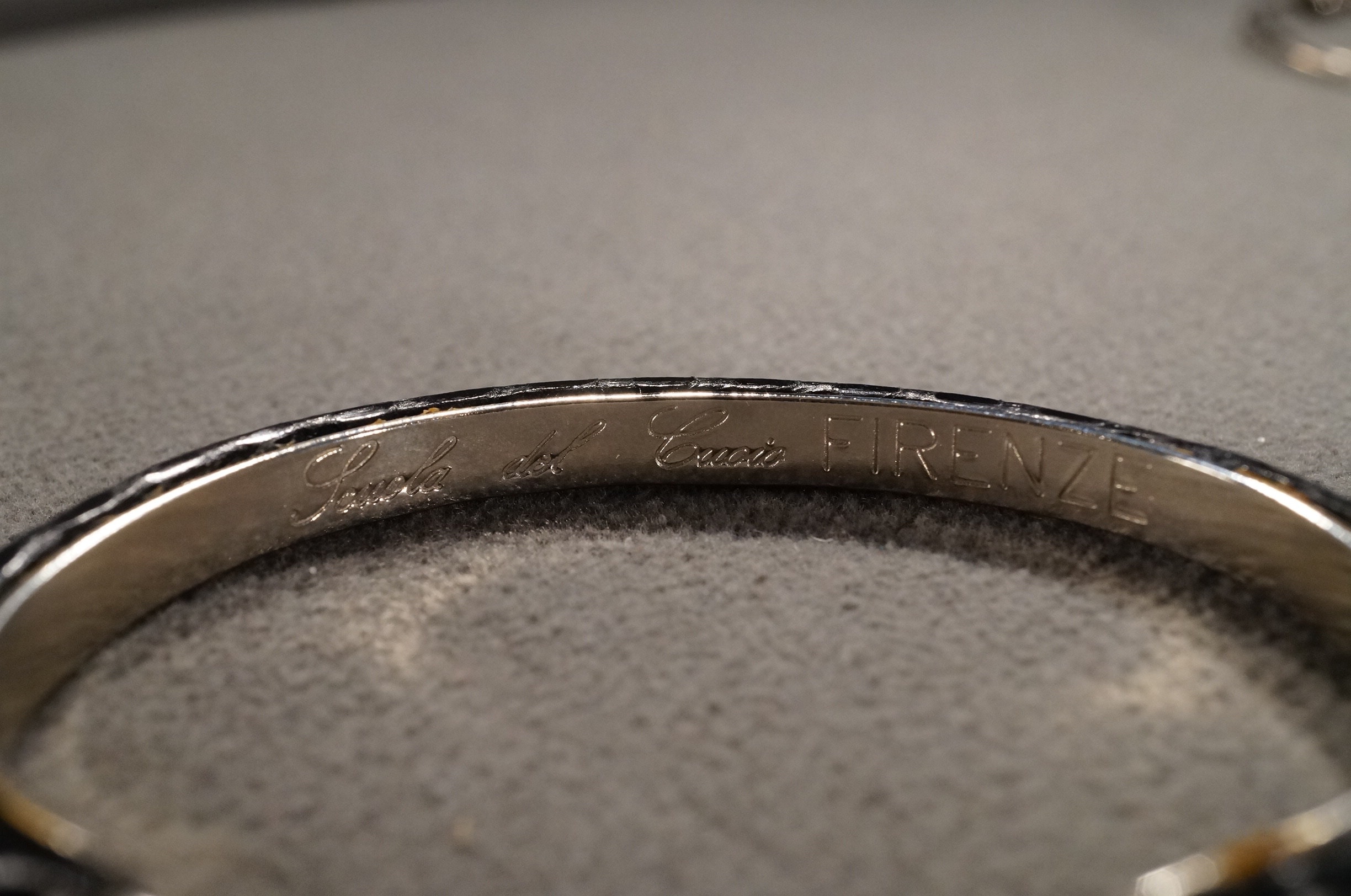 OLD FLORENCEのブレスレット Florence Italy 24kt Plated Hinged Bangle Bracelet - Red