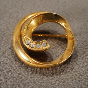 Vintage Art Deco Style Yellow Gold Tone Scrolled Rhinestone Glass Stone Pin Jewelry   K#80