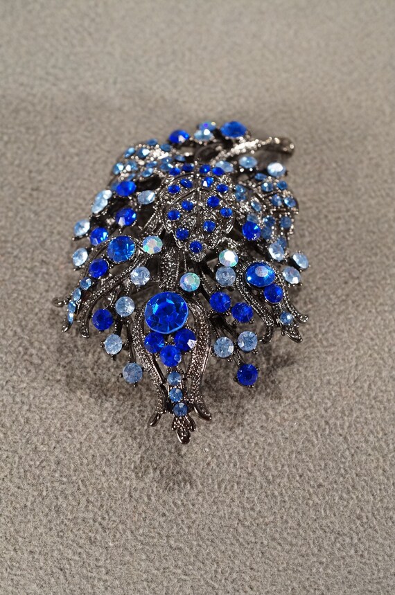 Sparkling Blue Rhinestone/Art Glass/Aurora Borealis ‘30’s Pot Metal Brooch Aurora Borealis Rhinestone Brooch: Bi-color Art Glass  main image 2