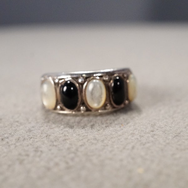 Vintage Wedding Band Stacker Design Ring Sterling Silver 5 Oval Bezel Set Mother Of Pearl Black Onyx Cluster Multi Stone Setting, Size 7